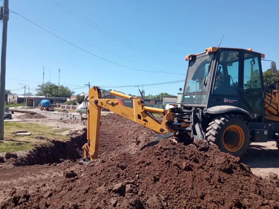 FOTO PRENSA COMUNA//
ACEQUIA. Est&aacute; construy&eacute;ndose en el bv L&oacute;pez.
SAMCo. El titular de la Comuna, Jos&eacute; Barbero, efectiviz&oacute; fondos de la Tasa de Asistencia.