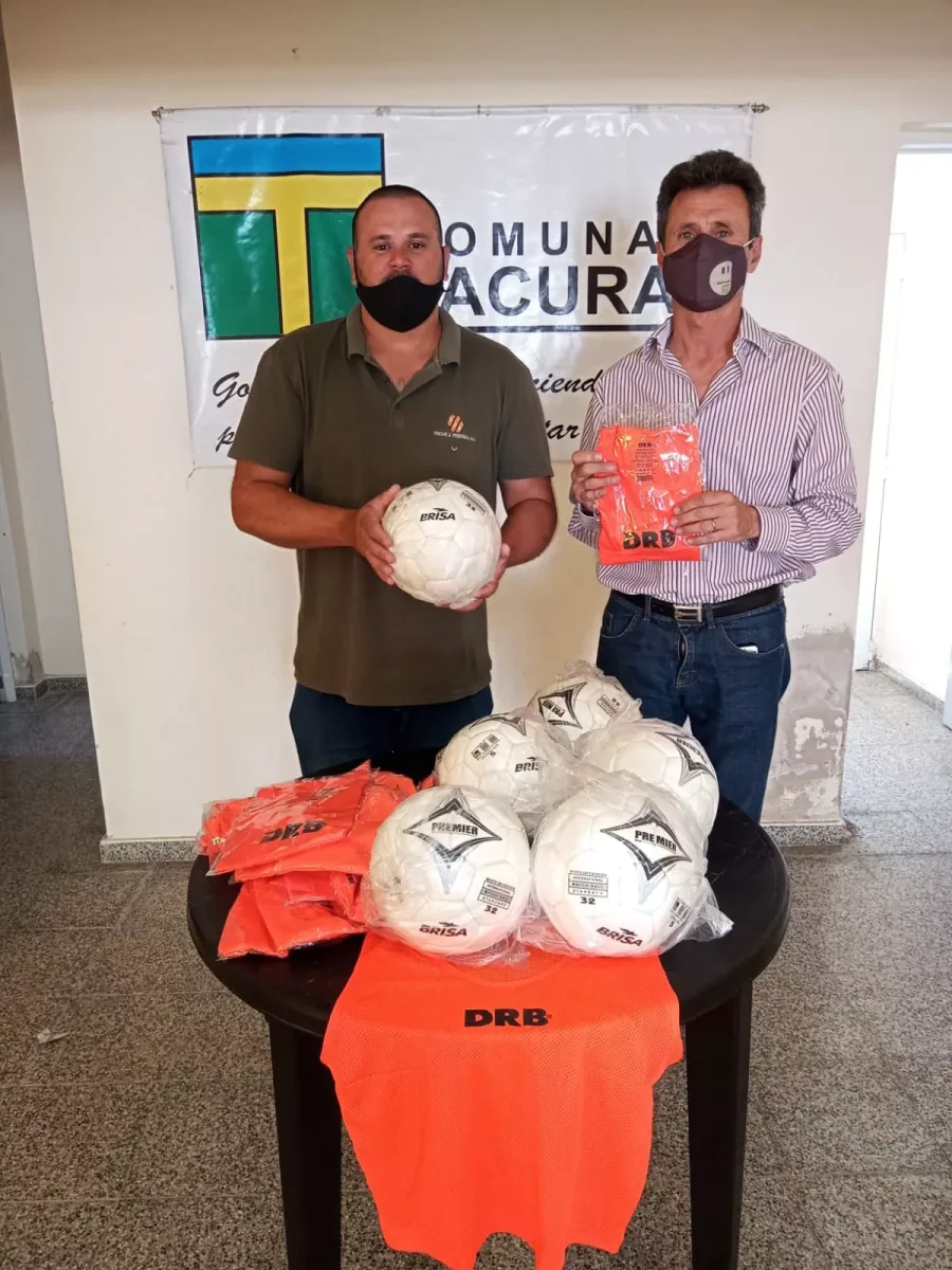 FOTO PRENSA COMUNA//
ENTREGA. El momento  en que fue efectivizado el aporte.