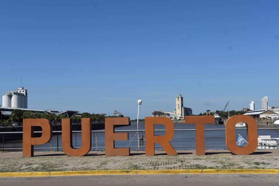 FOTO SAFETUR
PUENTE COLGANTE. Uno de los emblemas de Santa Fe, junto al río. 
LISO. Un elixir del que los santafesinos se sienten orgullosos.
PUERTO. Un paseo con postales del río para guardar en la memoria.
MUSEO DE LA CONSTITUCIÓN. Una obra que bus