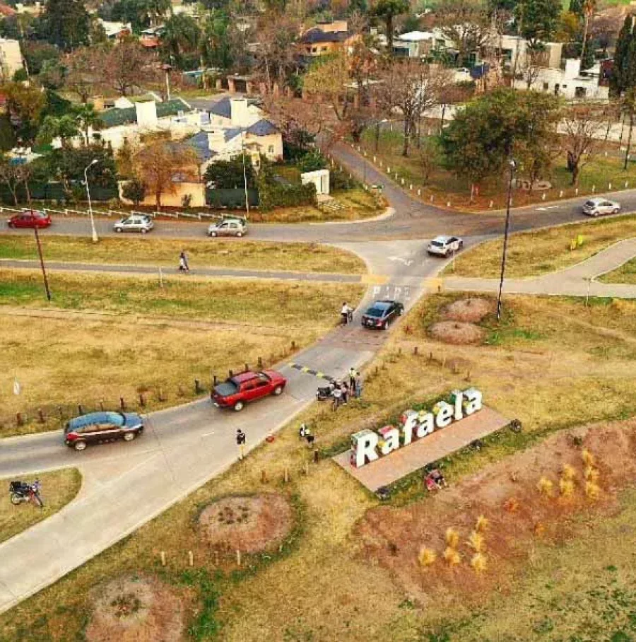FOTO INSTAGRAM @BOIDIM
DESDE EL AIRE. Una vista de Rafaela, campo y ciudad. 
IDENTIFICACIÓN. En pocos años, el cartel de ingreso desde el sur por la 34 se convirtió en una postal.