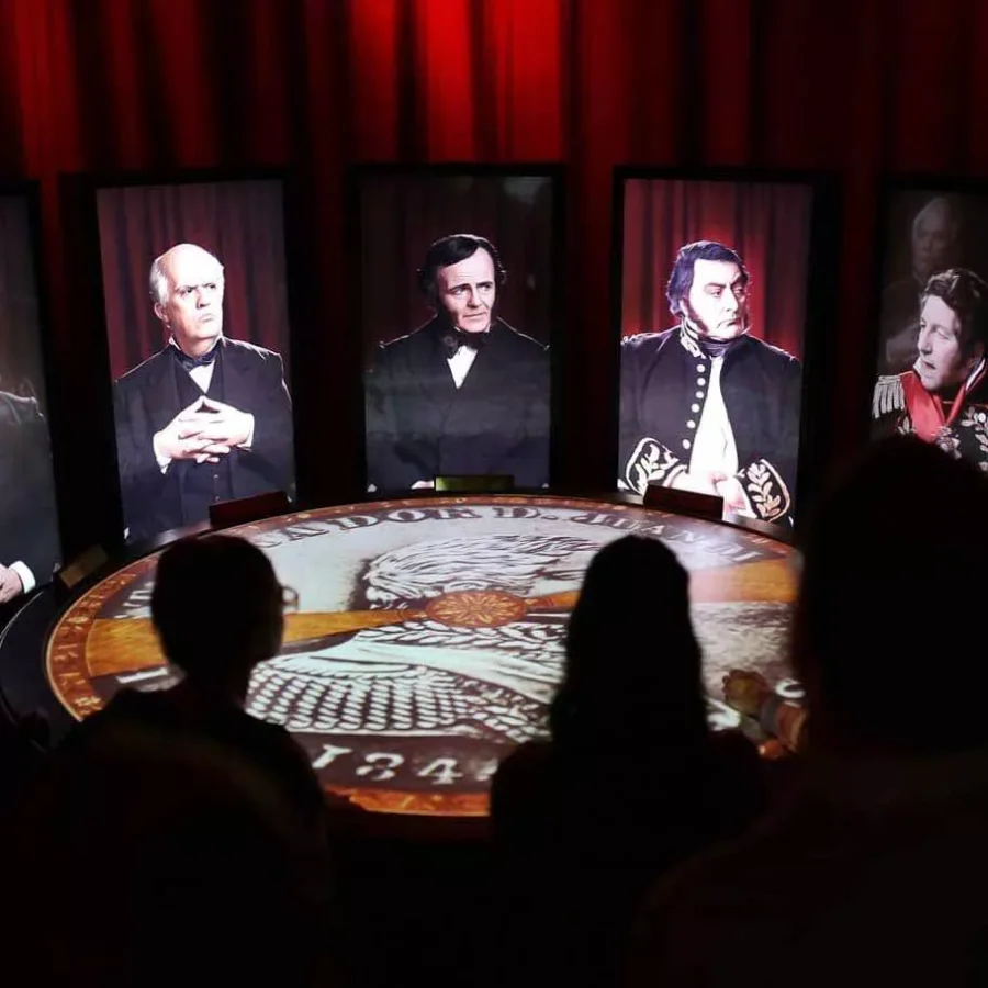 FOTO SAFETUR
PUENTE COLGANTE. Uno de los emblemas de Santa Fe, junto al río. 
LISO. Un elixir del que los santafesinos se sienten orgullosos.
PUERTO. Un paseo con postales del río para guardar en la memoria.
MUSEO DE LA CONSTITUCIÓN. Una obra que bus