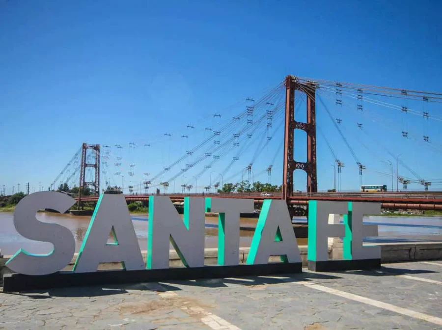 FOTO SAFETUR
PUENTE COLGANTE. Uno de los emblemas de Santa Fe, junto al río. 
LISO. Un elixir del que los santafesinos se sienten orgullosos.
PUERTO. Un paseo con postales del río para guardar en la memoria.
MUSEO DE LA CONSTITUCIÓN. Una obra que bus