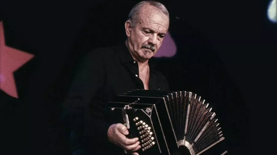 FOTO TELAM//
ASTOR PIAZZOLLA. El eximio bandoneonista.