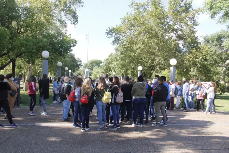 FOTO F. MELCHIORI//
EN LA PLAZA// El casi medio centenar de empleados haciendo visibilizar su situaci&oacute;n.
FOTO COMUNICACI&Oacute;N//
REUNI&Oacute;N// El encuentro tuvo vigencia en la Casa de la  Historia y la Cultura del Bicentenario.