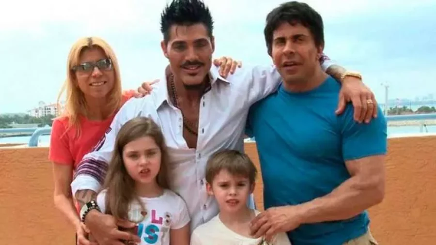 IMAGEN ARCHIVO. TIEMPO FELIZ. Mart&iacute;nez junto a Fort y sus ahijados.