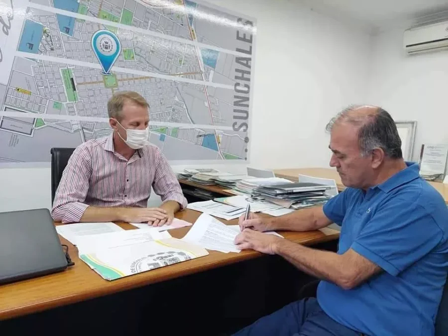 FOTO PRENSA SOEM//
ACUERDOS. Gonzalo Toselli y Adri&aacute;n Bertolini al sellar el compromiso.