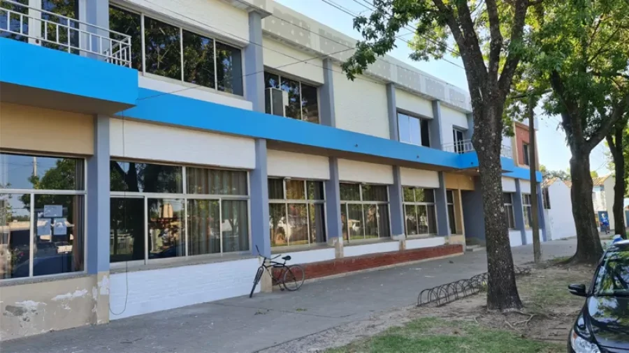 ANTIGUA FACHADA.  En el inicio de las tareas de remodelaci&oacute;n.
CLUB ARGENTINO. Trabajos en la nueva fachada.
