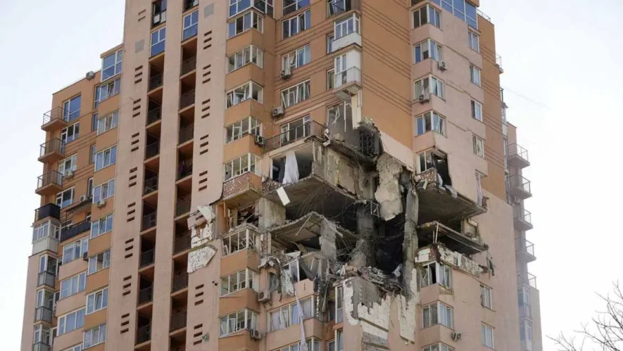 FOTO AFP
MISIL. Lanzado por los rusos se incrust&oacute; contra un edificio en la ciudad de Kiev.