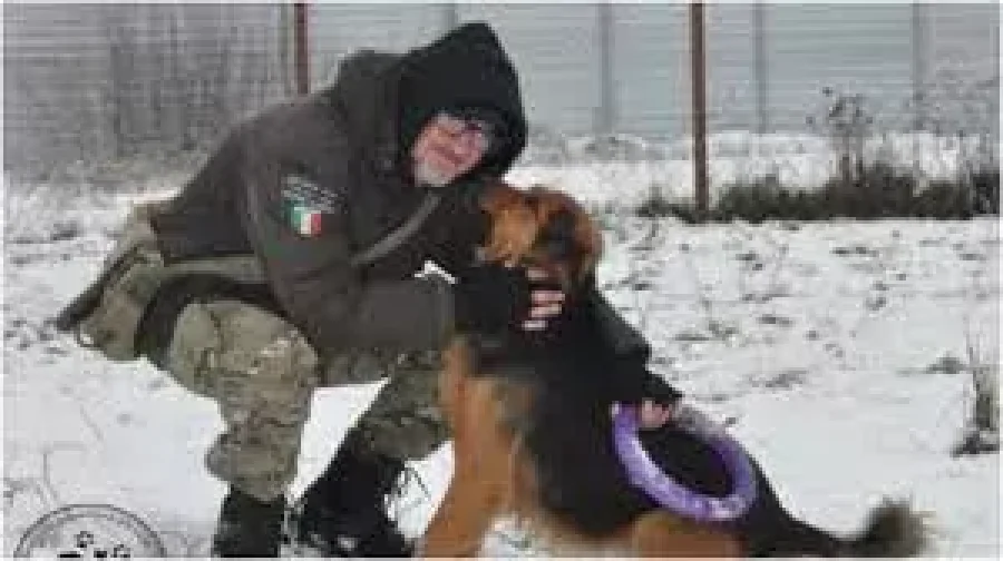 IMAGEN INTERNET. AMOR POR LOS ANIMALES. Un italiano pone en riesgo su vida en Ucrania.