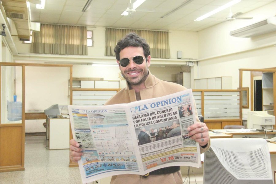 FOTO JORGE BARRERA RETRATO DE TRABAJO. Mariano Caprarola junto a Alexis Astore y las modelos que participaron de la capacitación, ayer por la tarde en la Academia de Artes.  DE VISITA. Mariano Caprarola, con un ejemplar de LA OPINION en plena Redacci