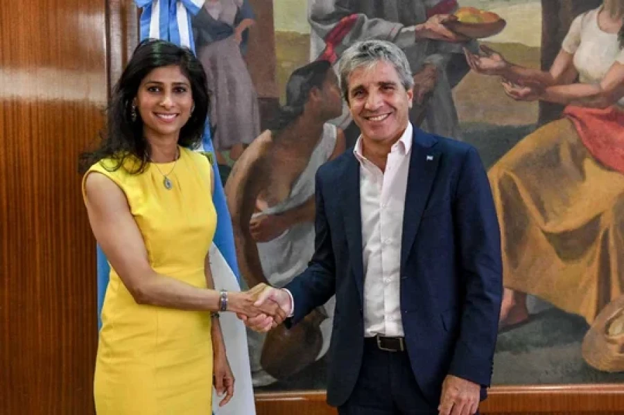 Luis Caputo y Gina Gopinath.