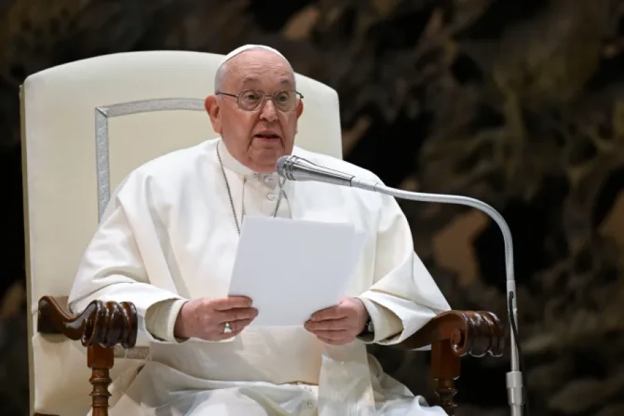 Francisco lee la catequesis