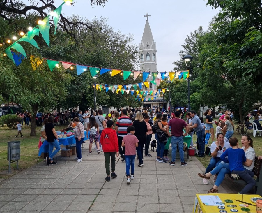 Una multitud en la plaza.