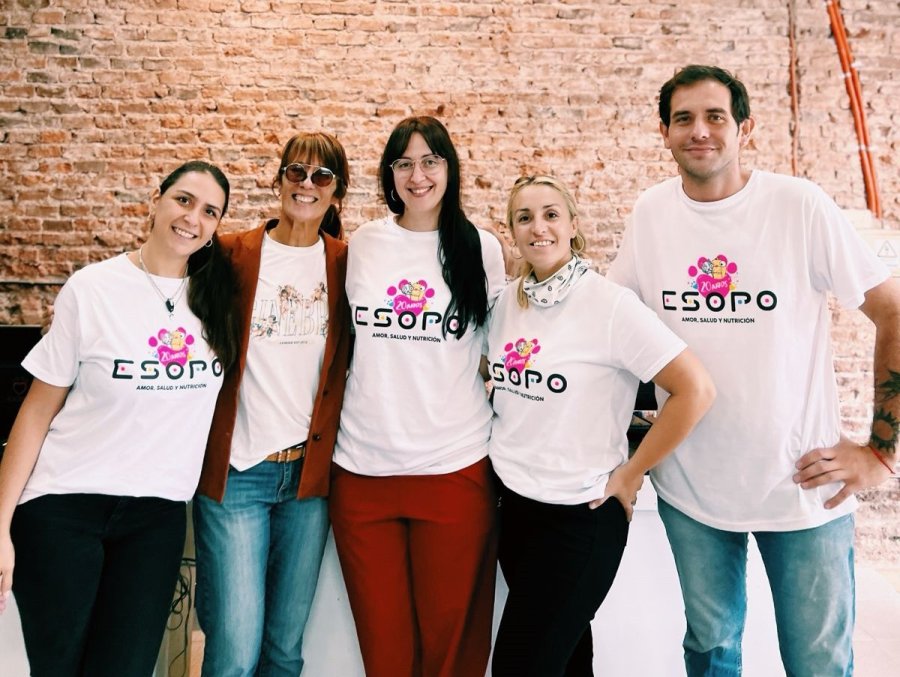 El amplio equipo de Esopo celebr&oacute; los 20 a&ntilde;os.