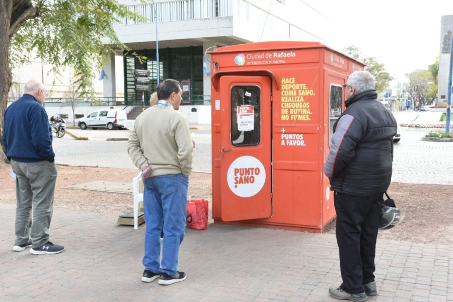 PUNTO SANO. Est&aacute; ubicado en la Plaza 25 de Mayo.