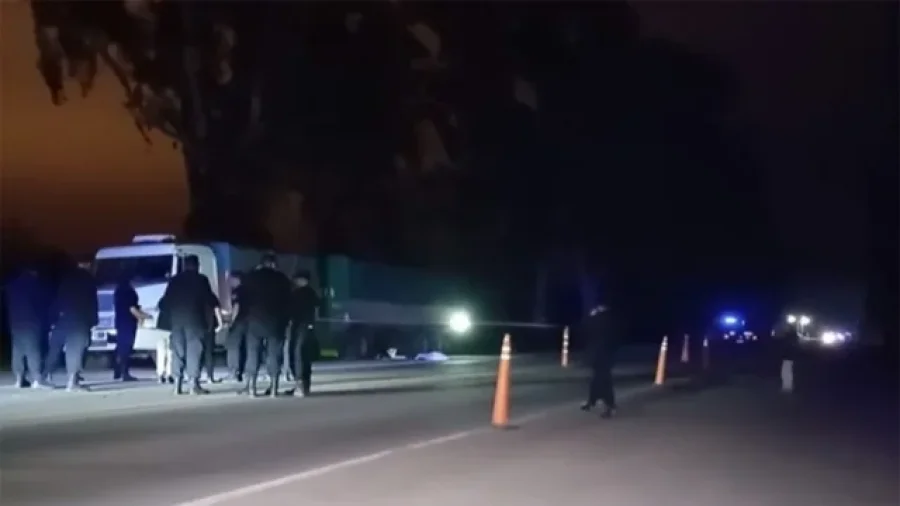 El cami&oacute;n a la vera de la ruta 9, en Rold&aacute;n.