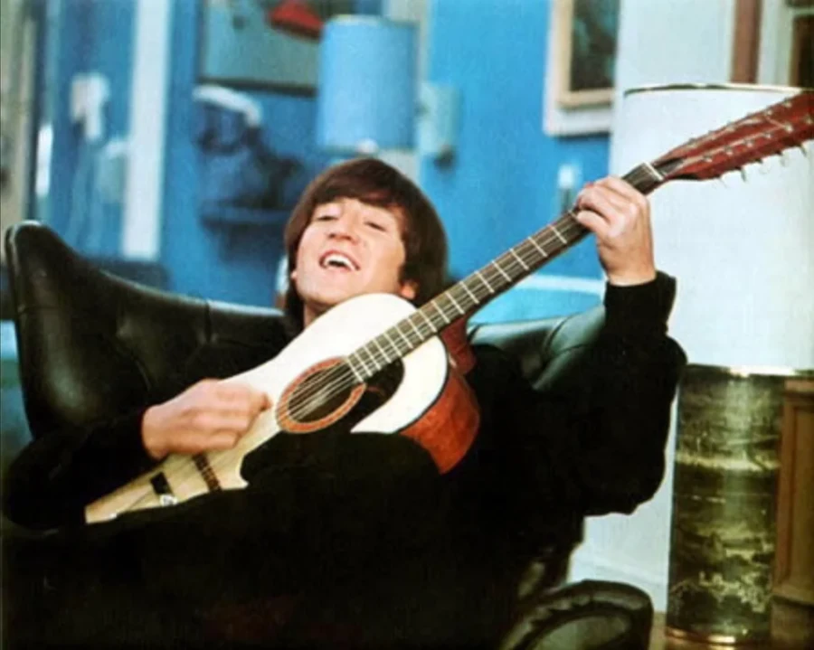 John Lennon con la hist&oacute;rica guitarra.