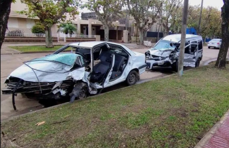 Los autos muestran las huellas del impacto.