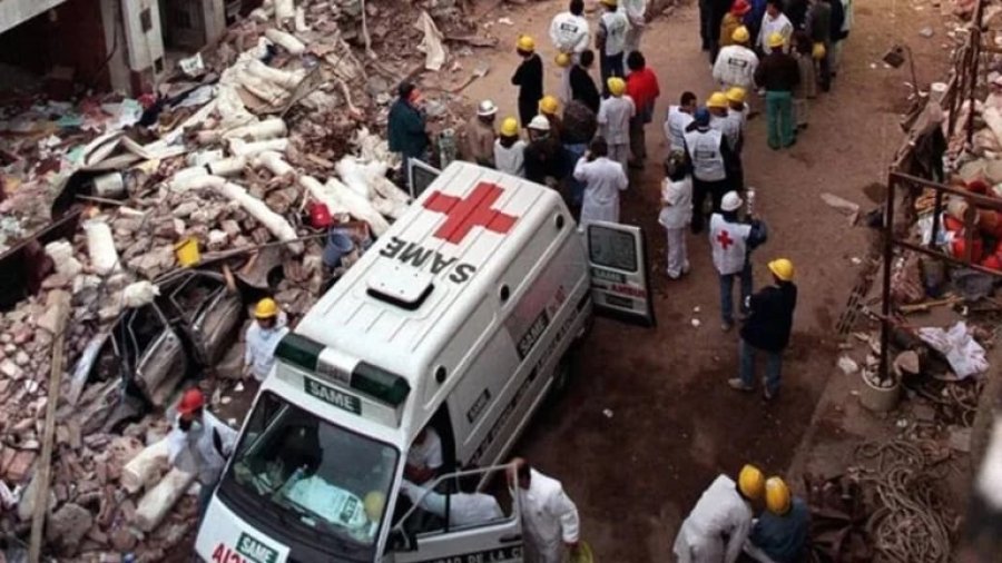 18 de julio de 1994. Personal del SAME frente a la sede de la AMIA destrozada