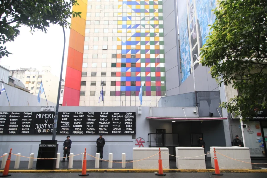 La Asociaci&oacute;n Mutual Israelita Argentina (AMIA).