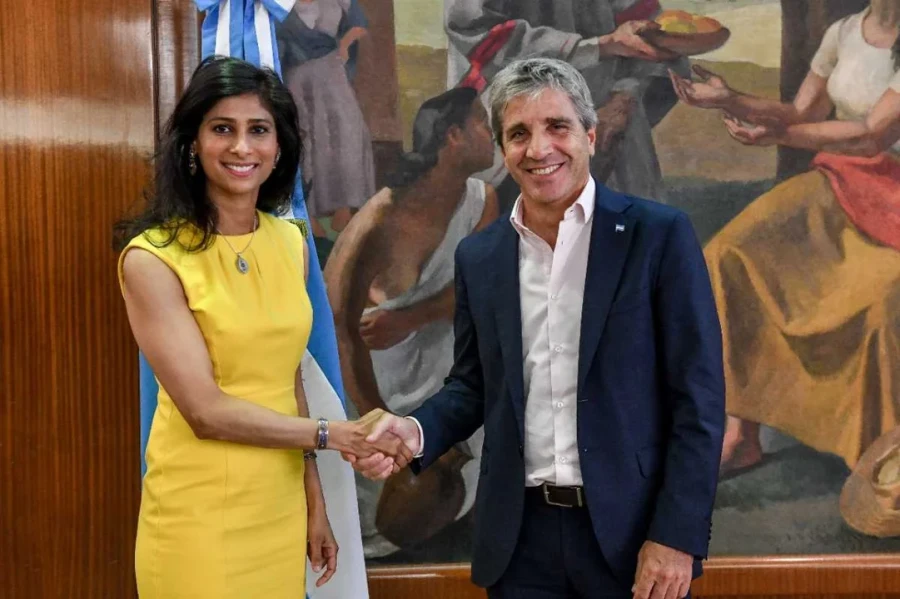 Gina Gopinath y Luis Caputo.