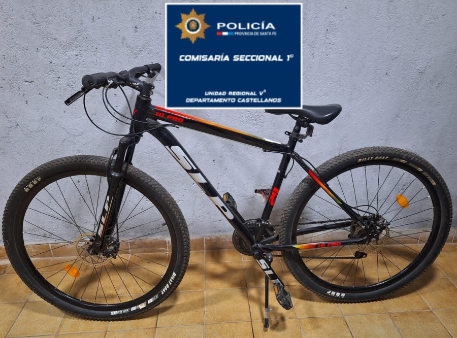 La bicicleta SLP color negra y naranja.