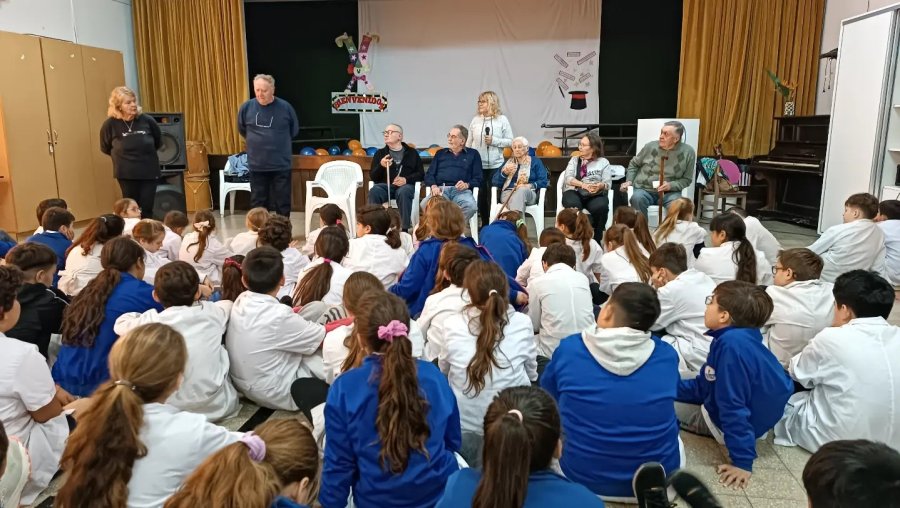 Exalumnos y alumnos en un intercambio.