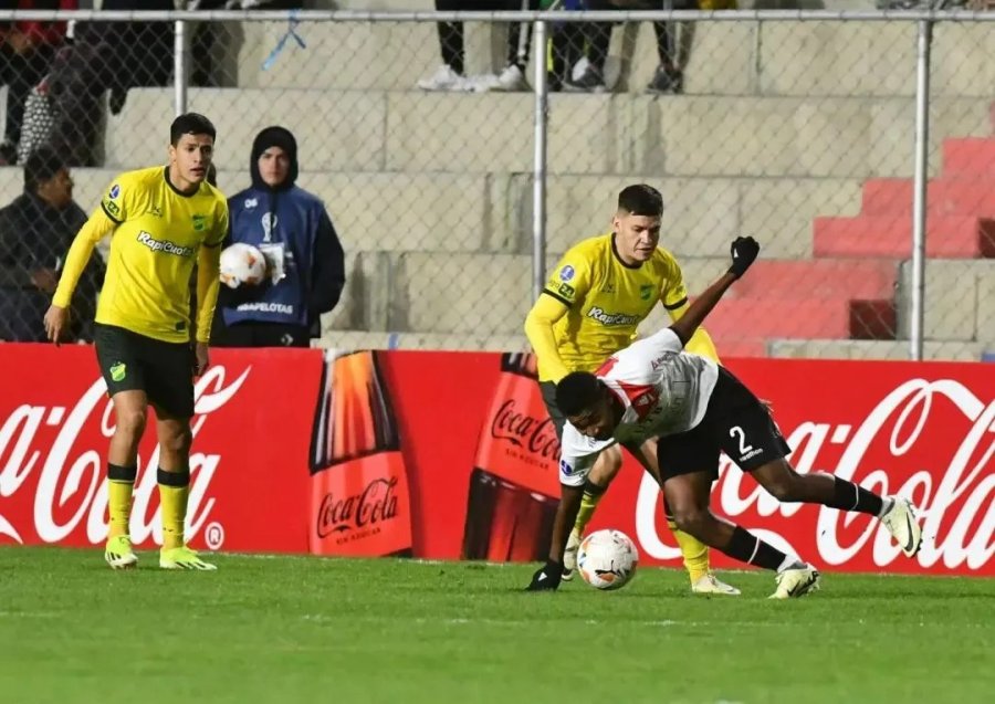 DERROTADO./ Defensa no pudo en la altura.