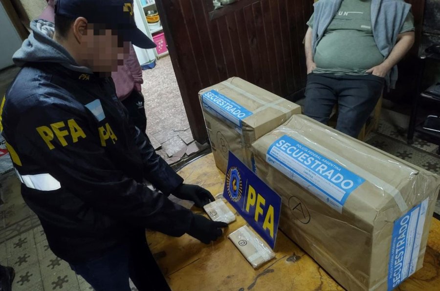 Un polic&iacute;a etiqueta parte de los elementos secuestrados.