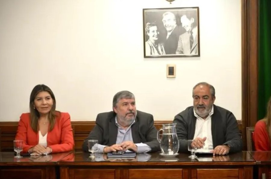 La senadora Sandra Mendoza, estrat&eacute;gicamente ubicada en la reuni&oacute;n del bloque con los sindicalistas.