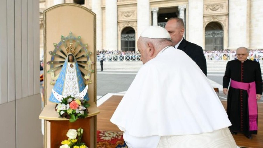 Francisco ante la imagen de la Virgen de Luj&aacute;n.