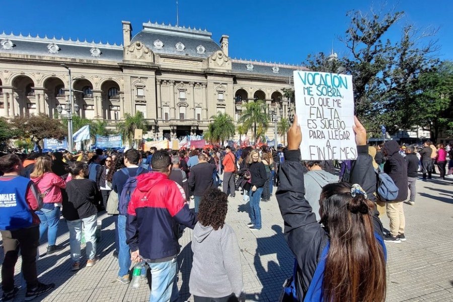 MOVILIZACION. Los docentes, frente al Ministerio.