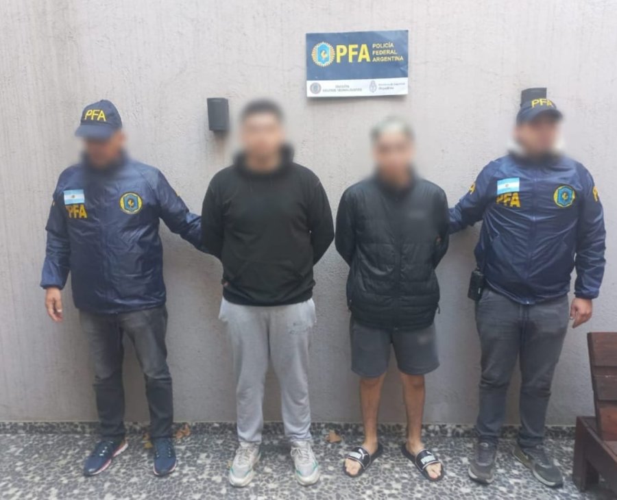 Dos de los detenidos durante los operativos.