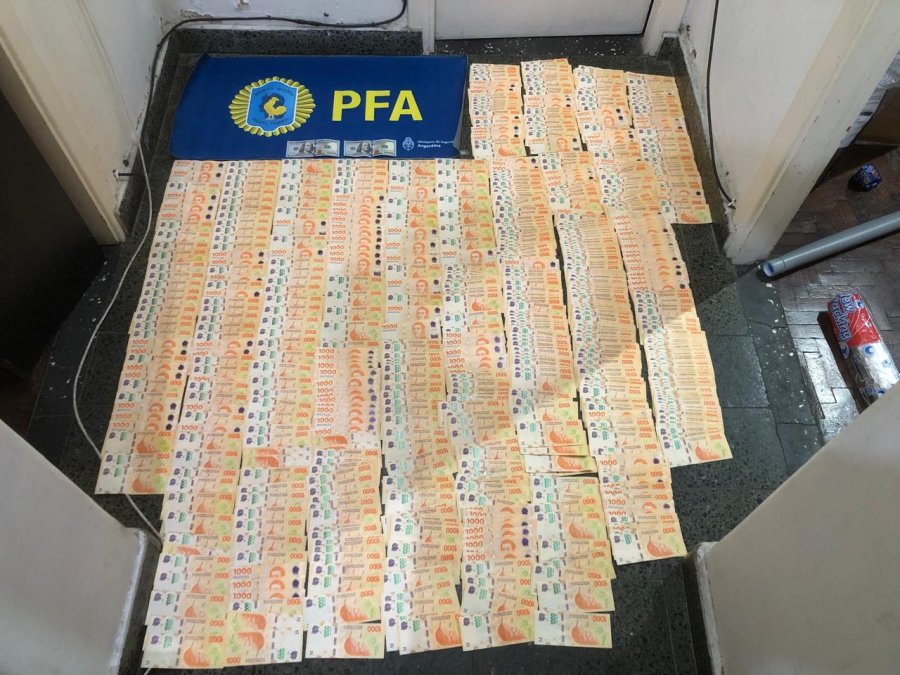 Parte del dinero secuestrado durante los allanamientos.