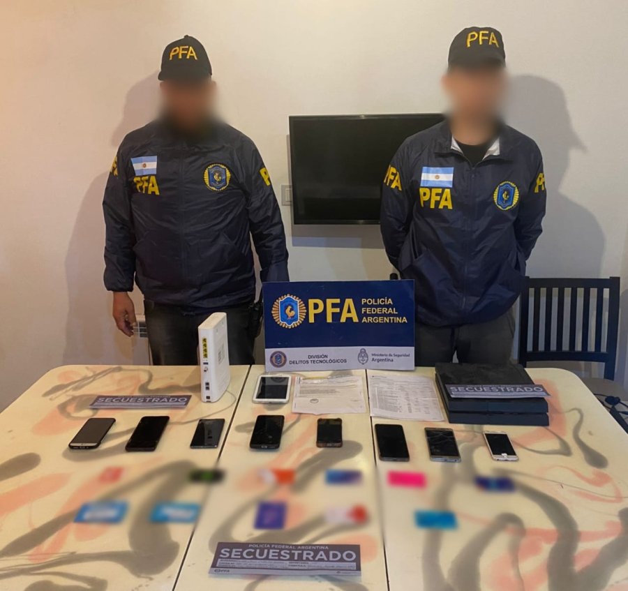 Celulares, m&oacute;dem y otros art&iacute;culos electr&oacute;nicos incautados.