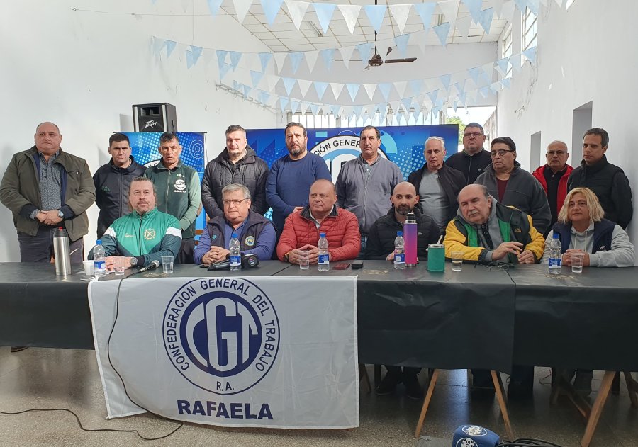 La CGT durante la conferencia de prensa.