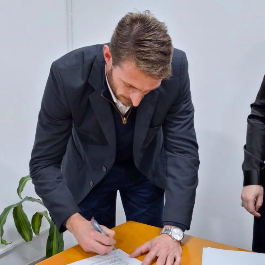 Gonzalo Aira en la firma.
