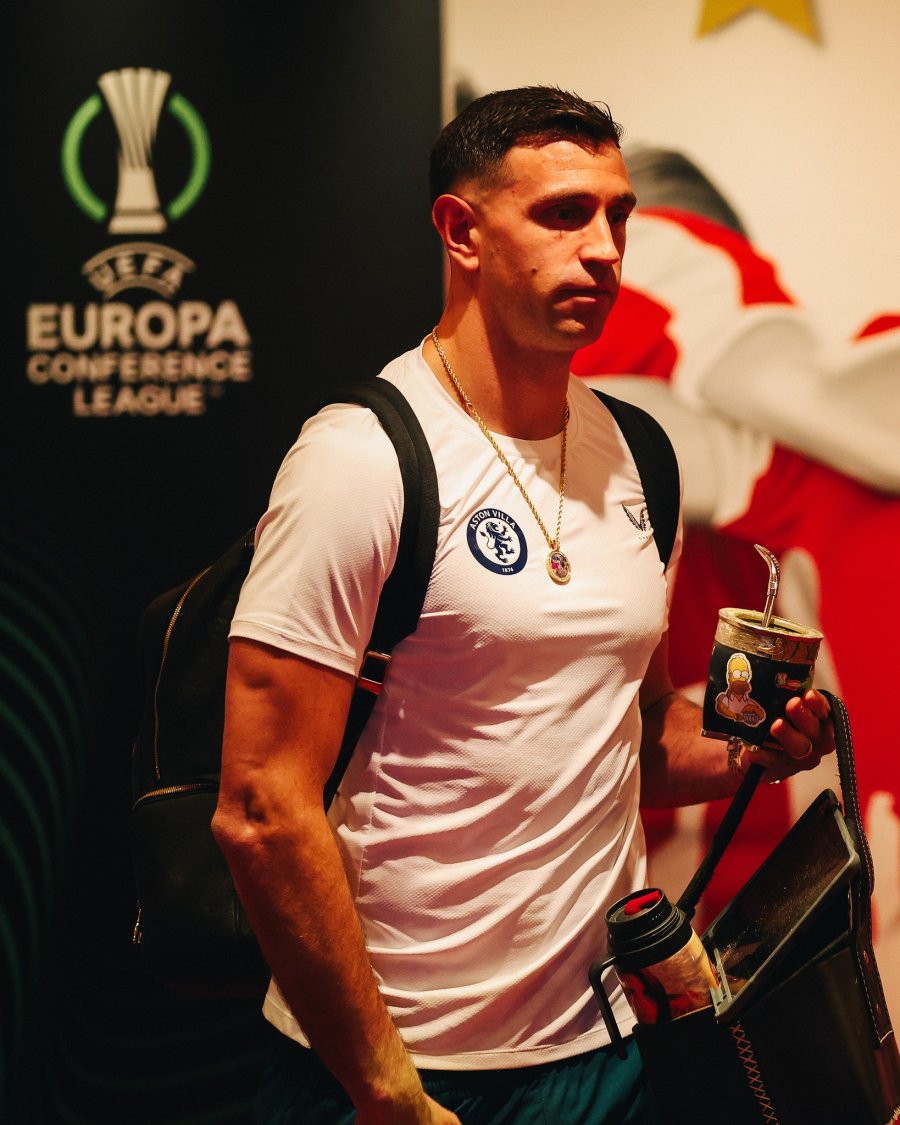 ANTES DE JUGAR./ El arquero argentino llegando a la cancha.