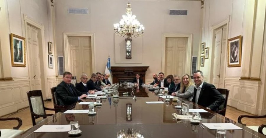 El jefe de Gabinete encabez&oacute; la reuni&oacute;n con los ministros sin la presencia del presidente, Javier Milei.