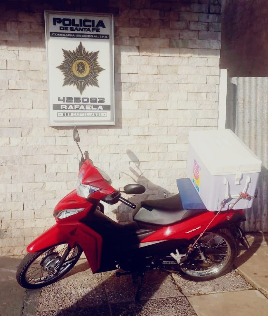 RECUPERADA. Se trat&oacute; de una Honda Wave 110. c.c. de color rojo, con la caja de delivery colocada.