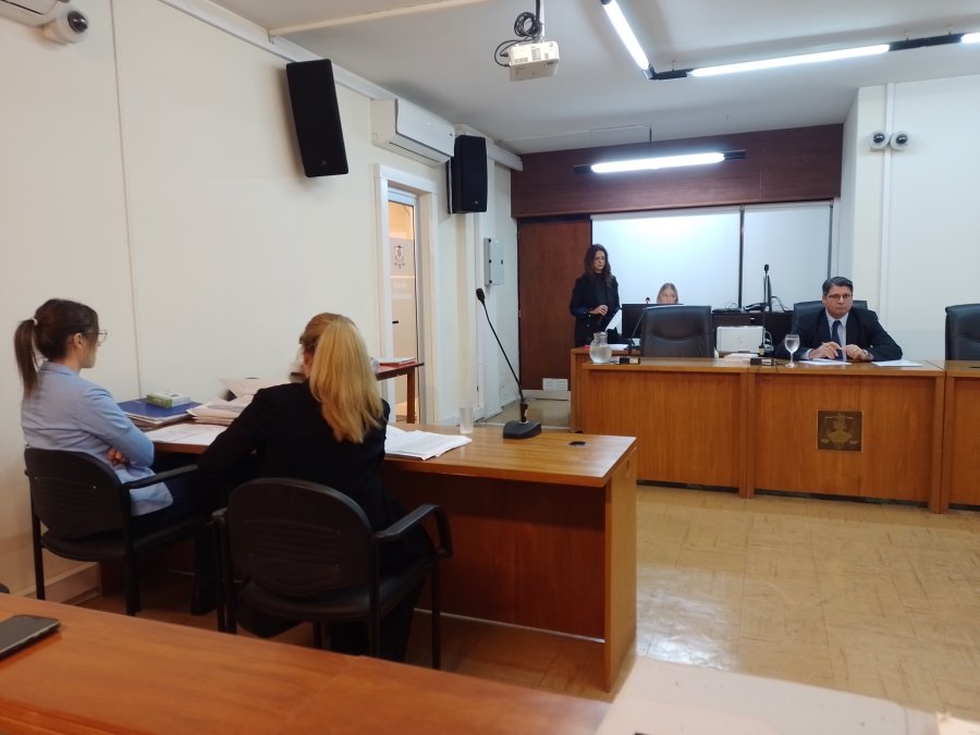 SALA DE AUDIENCIAS. Preside el juicio el juez Jos&eacute; Luis Est&eacute;vez, el MPA es representado por Lorena Korakis y la Defensa del imputado por el abogado Sergio Fregona.