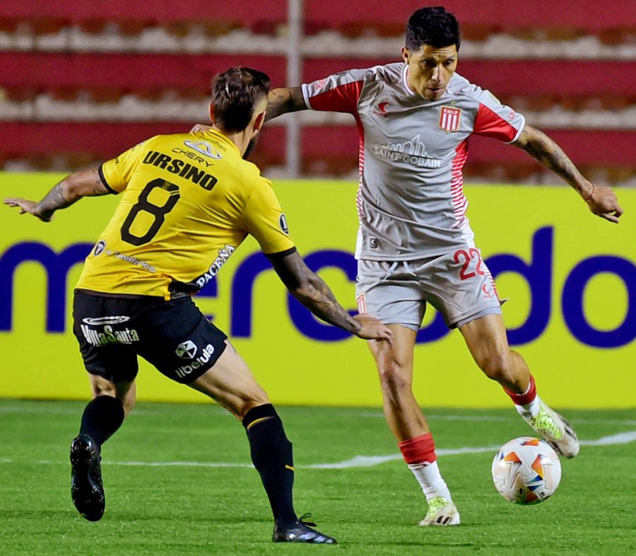 PASO EN FALSO./ El Pincha qued&oacute; complicado.