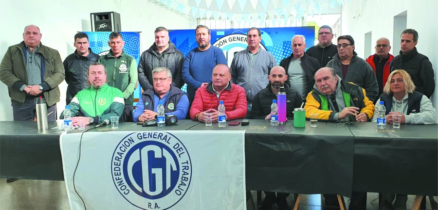 TODOS JUNTOS. Los dirigentes que estuvieron presentes ayer en la conferencia y que forman parte de la CGT local.