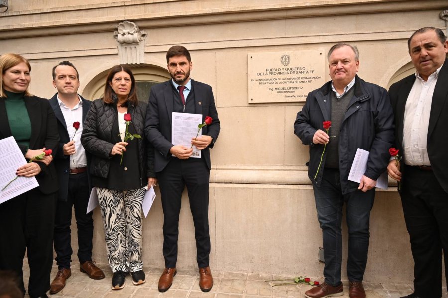 Gisela Scaglia, Joaqu&iacute;n Blanco, Clara Garc&iacute;a, Maximiliano Pullaro, Felipe Michlig y Juan Poletti en el acto para recordar a Miguel Lifschitz.