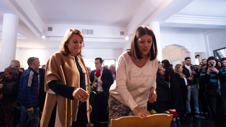 M&oacute;nica Fein y Clara Garc&iacute;a durante el acto en homenaje a Miguel Lifschitz.