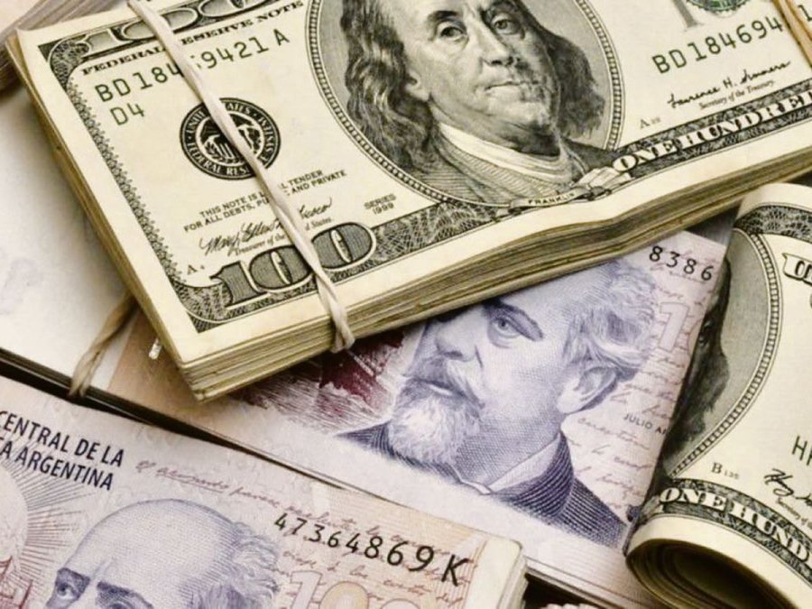 Un bot&iacute;n de pesos y d&oacute;lares.