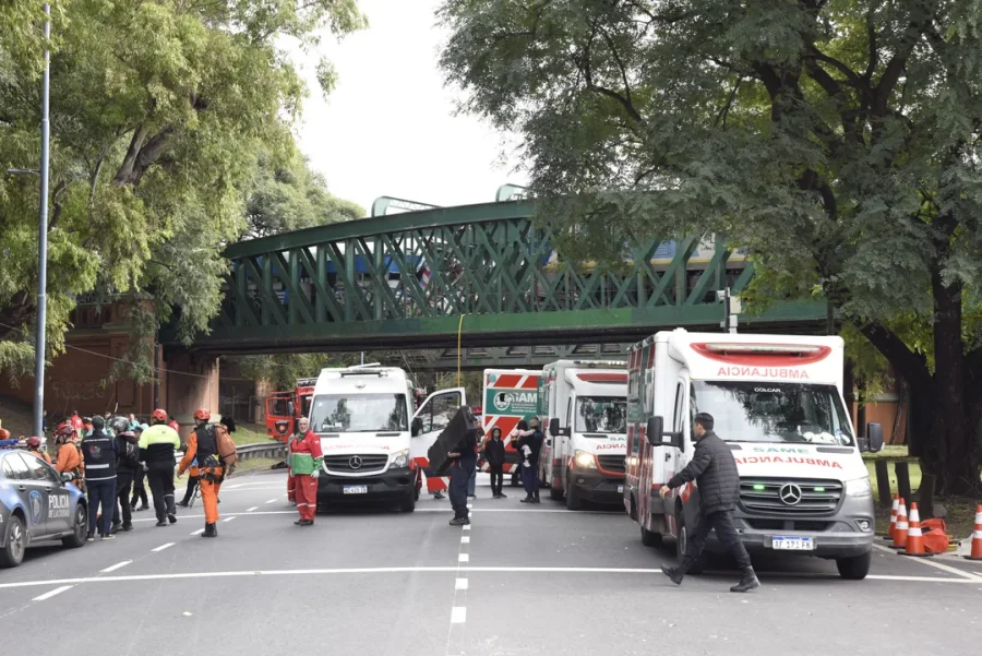 M&aacute;s de 60 ambulancias llegaron para atender a los heridos.