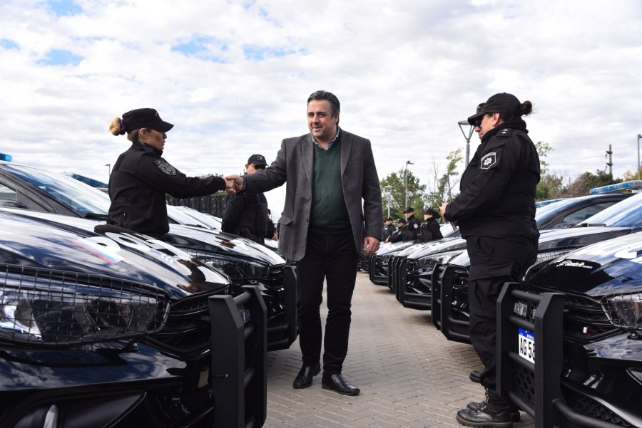 El ministro Cococcioni saluda a los efectivos que participaron de la presentaci&oacute;n de patrulleros.