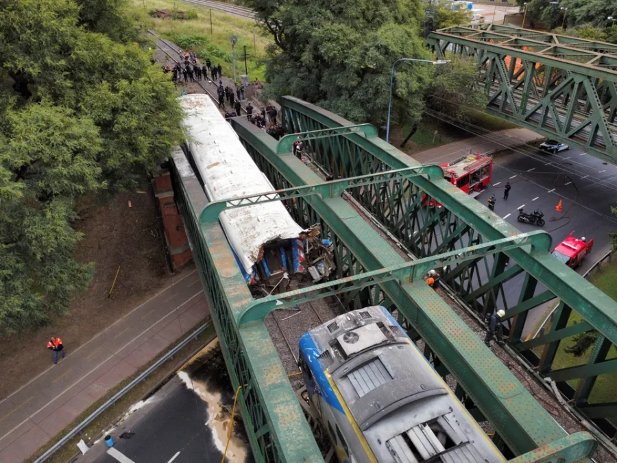 Bomberos y polic&iacute;as trabajan en el choque de trenes del ferrocarril San Martin esta ma&ntilde;ana en el viaducto Palermo.