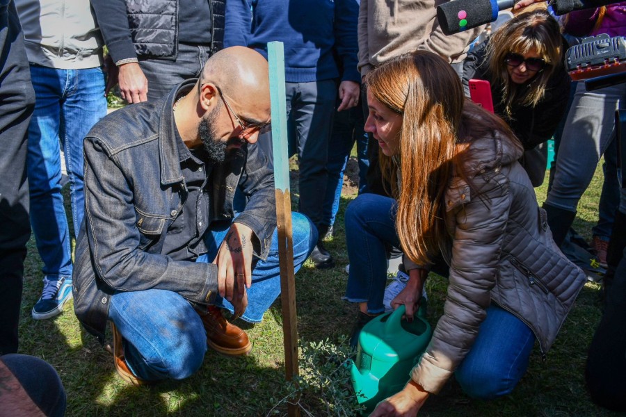 Abel Pintos particip&oacute; activamente de la plantaci&oacute;n.